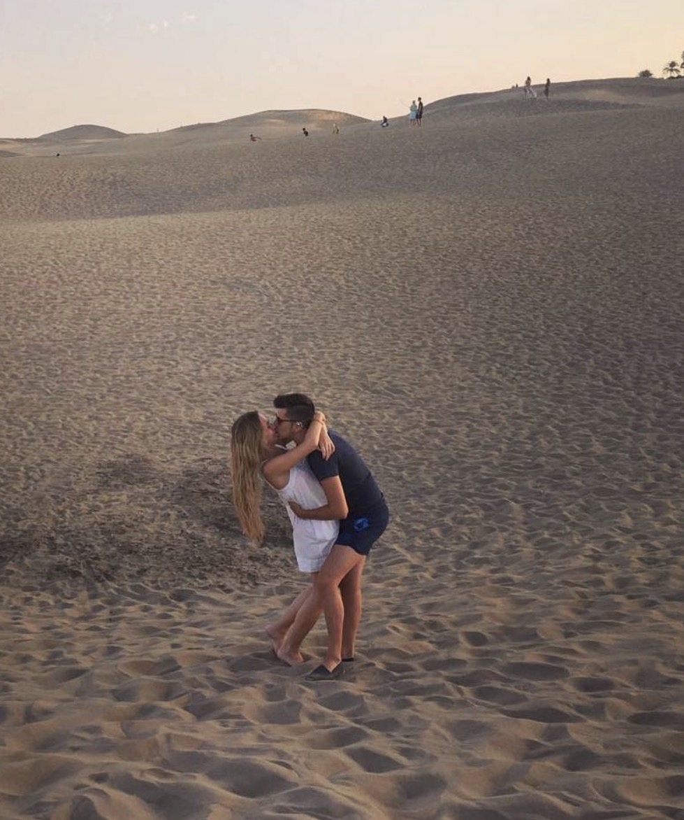 Elena y Álex en las dunas